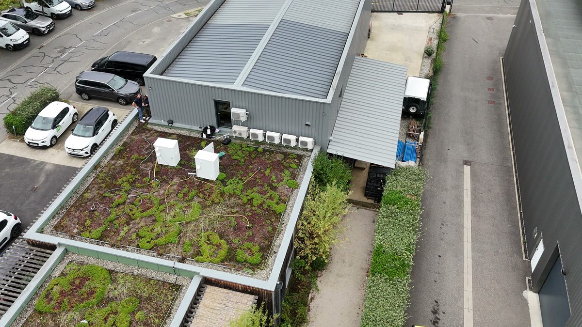 Vue aérienne d'un bâtiment tertiaire à toiture-terrasse végétalisée équipée du dispositif d'assèchement.