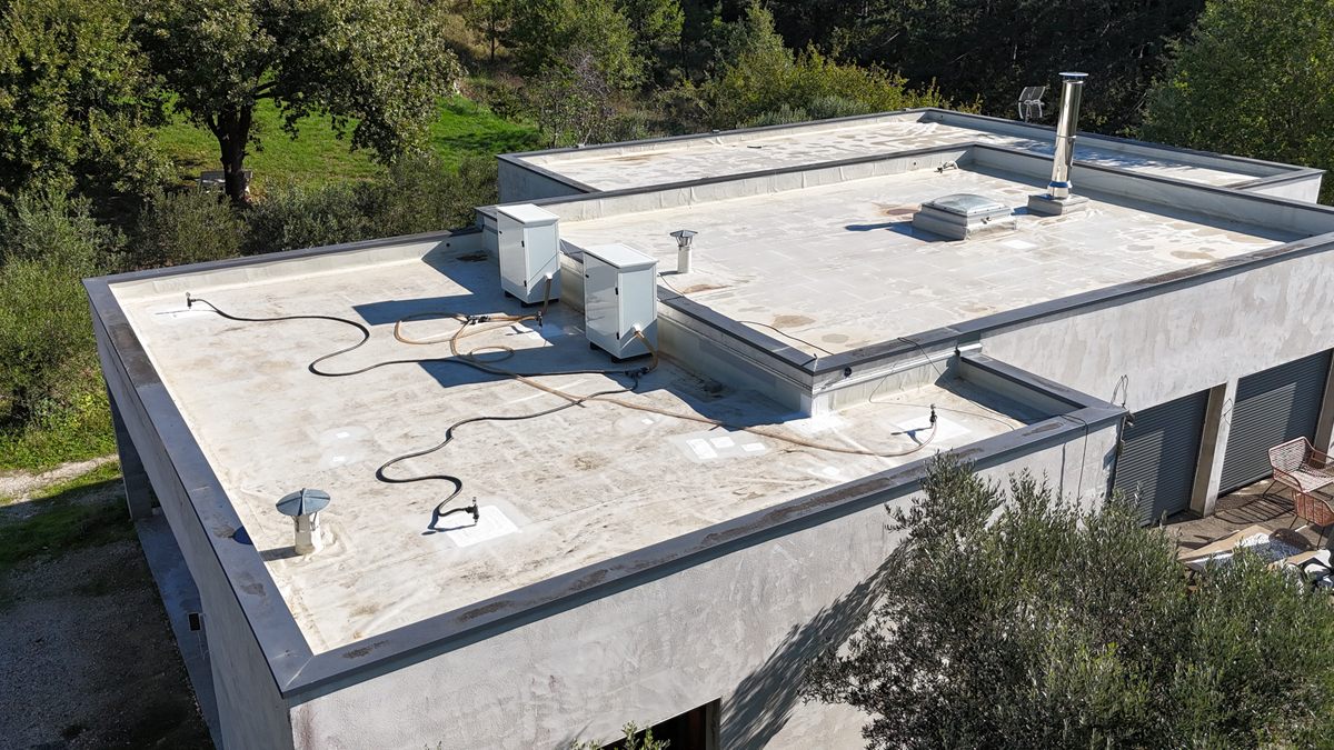 Vue aérienne de la toiture-terrasse béton d'une maison individuelle équipée des caissons d'assèchement.