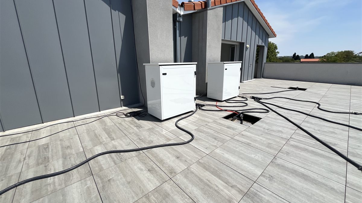 Toiture-terrasse équipée de deux caissons d'assèchement et de leurs flexibles, sans échafaudage ni dépose.